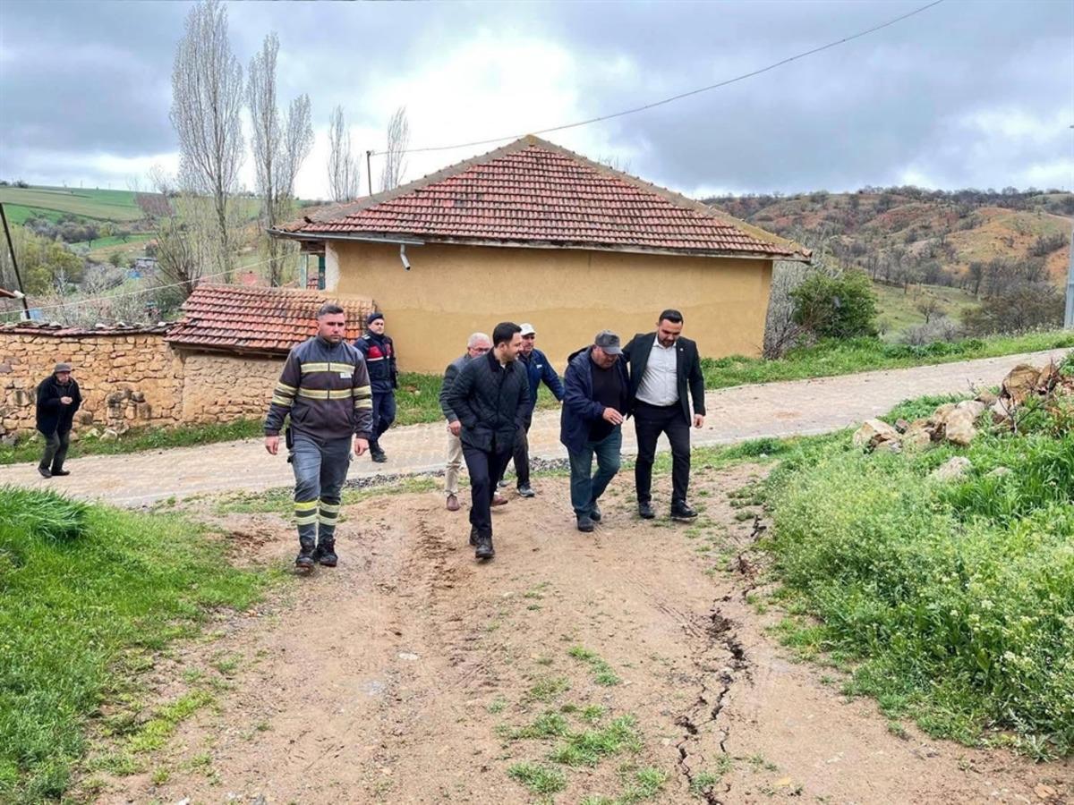 Kırıkkale de sağanak sonrası toprak kayması; 9 yapı hasar g&ouml;rd&uuml; 1
