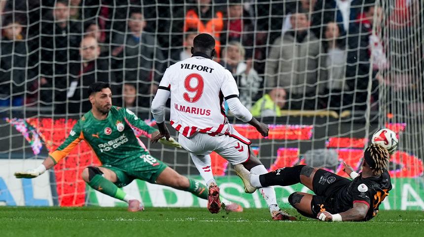 Samsunspor Galatasaray'ı ge&ccedil;ti! Cimbom fırsat tepti