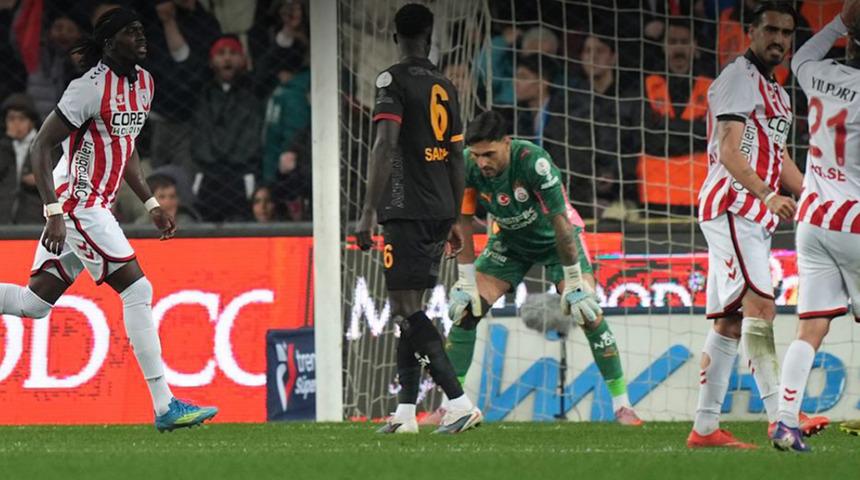 Galatasaray'a Samsun'da tarihi şok! &Ccedil;alan şarkı olay oldu