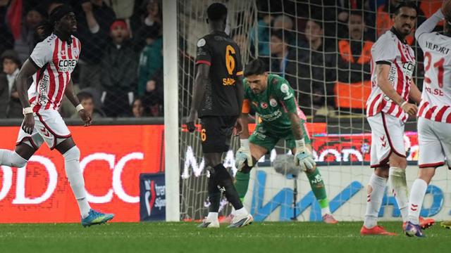 Galatasaray'a Samsun'da tarihi şok! Çalan şarkı olay oldu