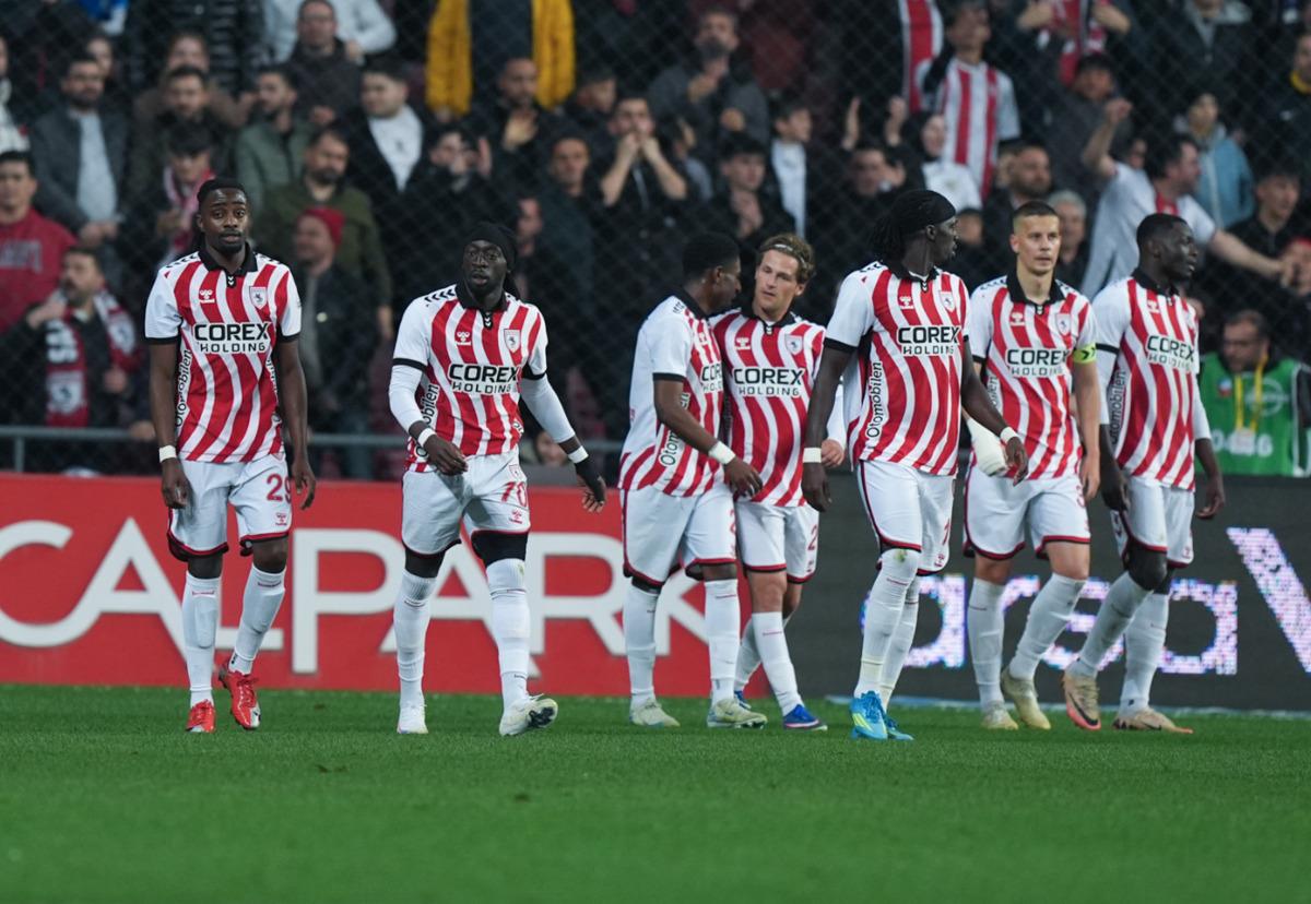 Samsunspor Galatasaray ı geçti! Cimbom fırsat tepti 3