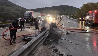 Bariyerlere &ccedil;arparak yanan otomobilin s&uuml;r&uuml;c&uuml;s&uuml; feci şekilde can verdi