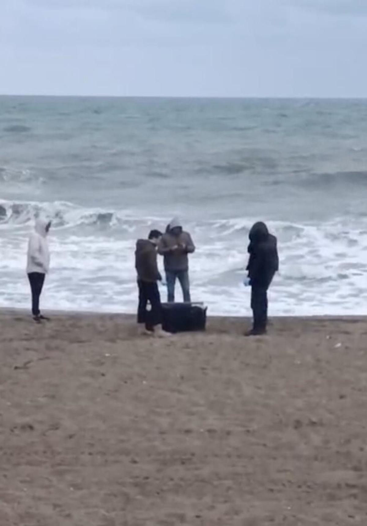 Sahile vuran &ccedil;antadan 21,5 kilo uyuşturucu &ccedil;ıktı 1