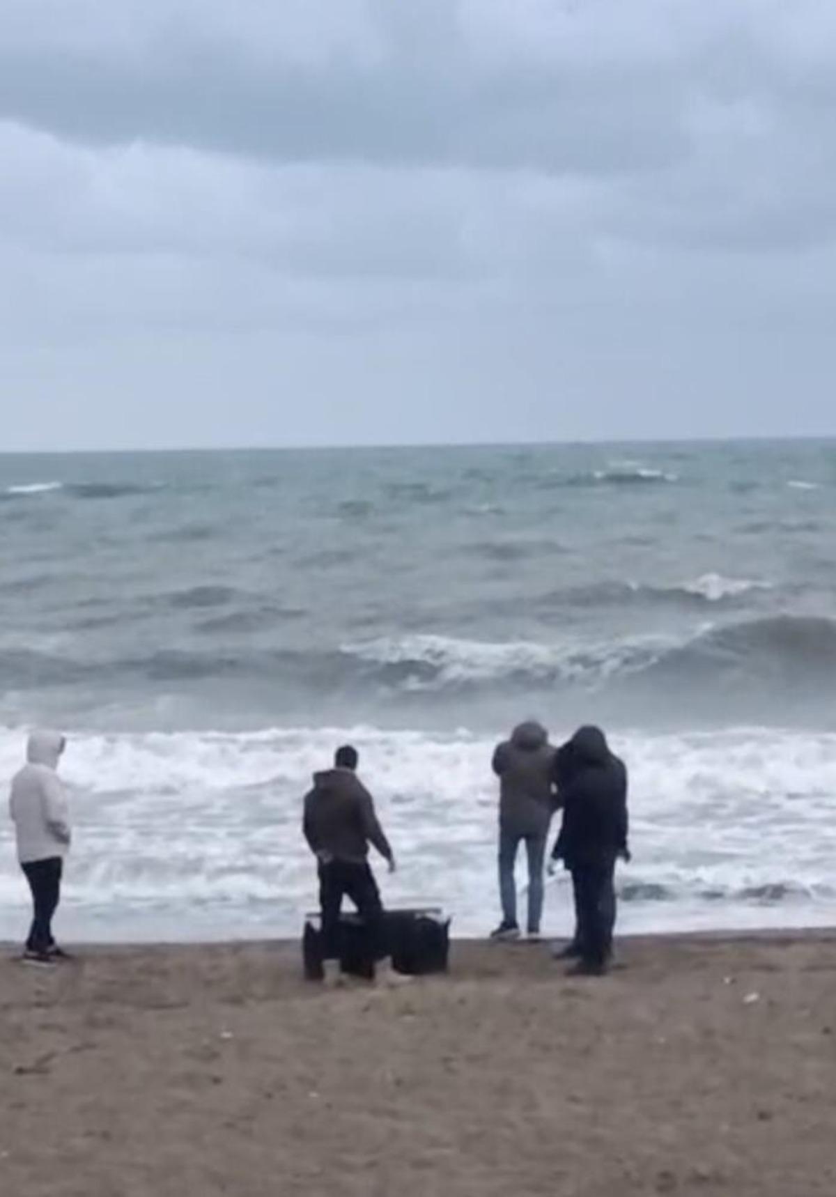 Sahile vuran &ccedil;antadan 21,5 kilo uyuşturucu &ccedil;ıktı 2