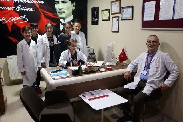 Çocuklar bir günlüğüne doktor oldu