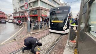 Tramvayın altına giren yavru kedi, yolcuları ve durak görevlilerini alarma geçirdi