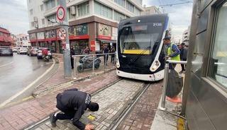 Tramvayın altına giren yavru kedi, yolcuları ve durak g&ouml;revlilerini alarma ge&ccedil;irdi