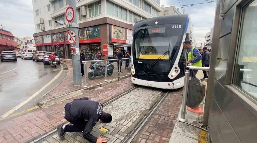 Tramvayın altına giren yavru kedi, yolcuları ve durak g&ouml;revlilerini alarma ge&ccedil;irdi