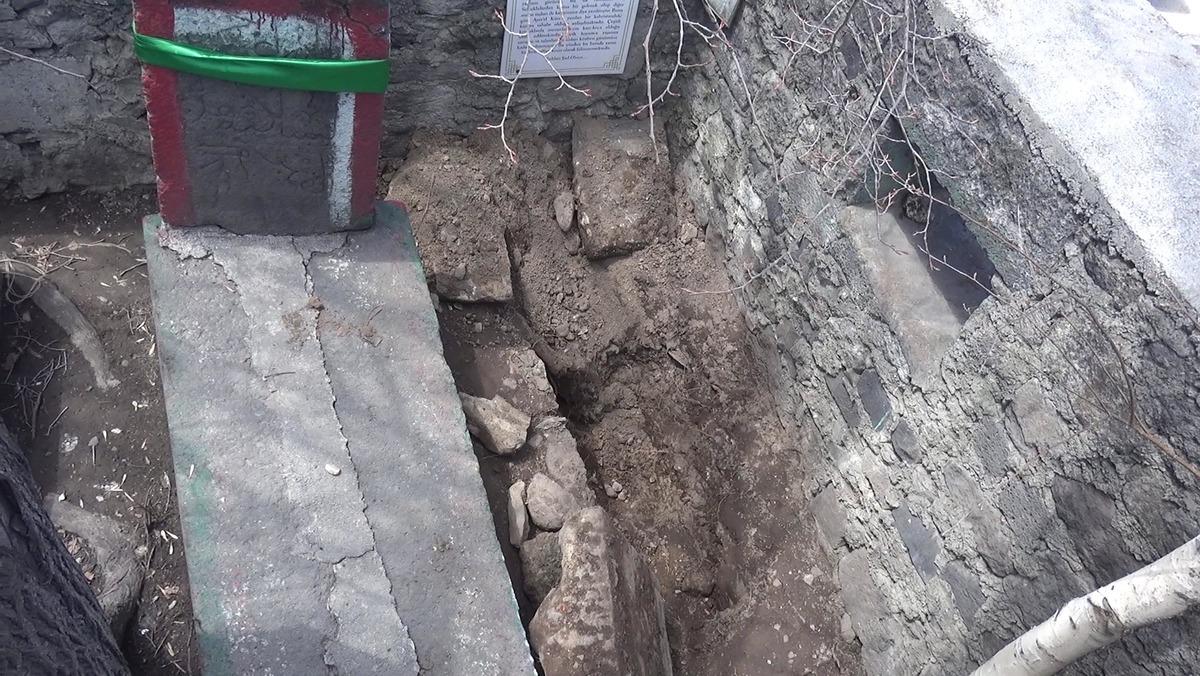T&uuml;rbesinin altını &uuml;st&uuml;ne getirdiler: Gece yarısı define kazısı 3