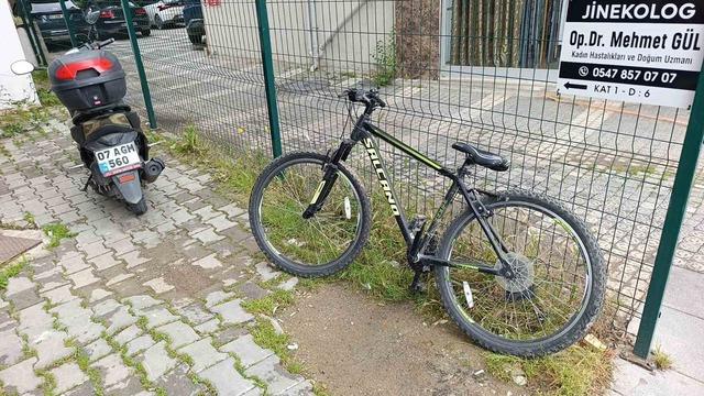 Yaya geçidini kullanan bisiklete motosiklet çarptı: 2’si çocuk 3 yaralı 5