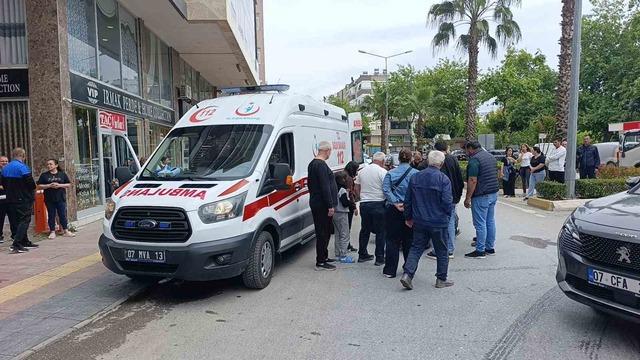 Yaya geçidini kullanan bisiklete motosiklet çarptı: 2’si çocuk 3 yaralı 4