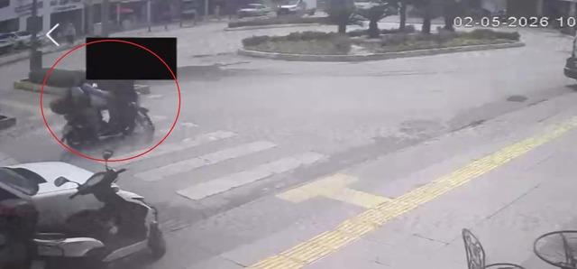Yaya geçidini kullanan bisiklete motosiklet çarptı: 2’si çocuk 3 yaralı 2