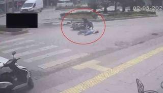 Yaya ge&ccedil;idini kullanan bisiklete motosiklet &ccedil;arptı: 2&rsquo;si &ccedil;ocuk 3 yaralı