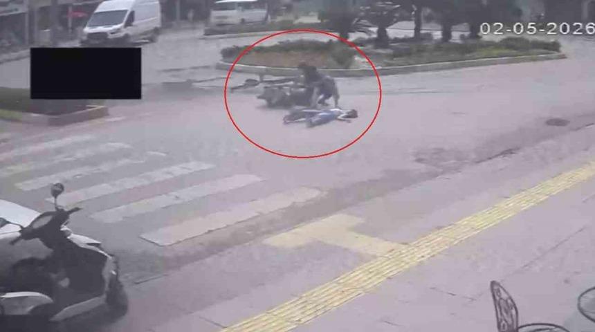 Yaya ge&ccedil;idini kullanan bisiklete motosiklet &ccedil;arptı: 2&rsquo;si &ccedil;ocuk 3 yaralı