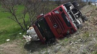 Erzincan’da soda yüklü tır devrildi