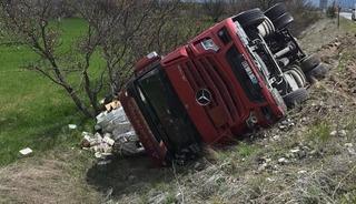 Erzincan&rsquo;da soda y&uuml;kl&uuml; tır devrildi