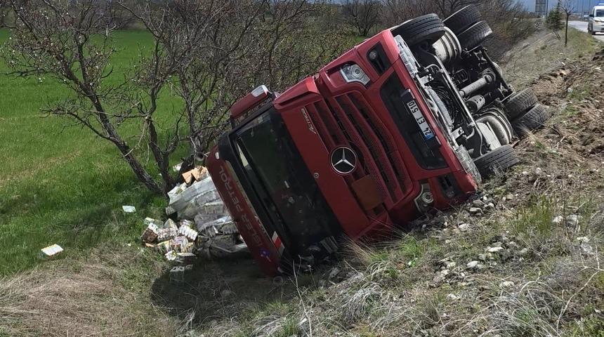 Erzincan&rsquo;da soda y&uuml;kl&uuml; tır devrildi
