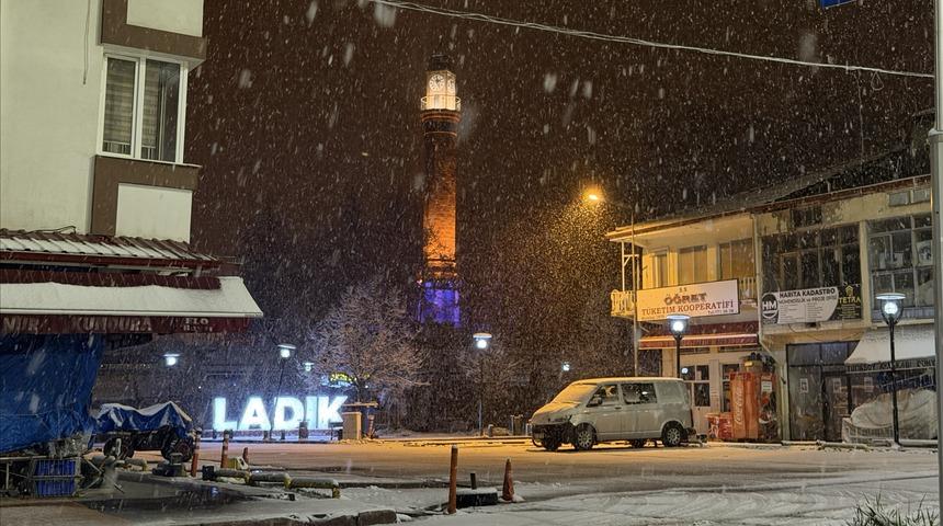 Samsun'un Ladik il&ccedil;esinde kar yağışı