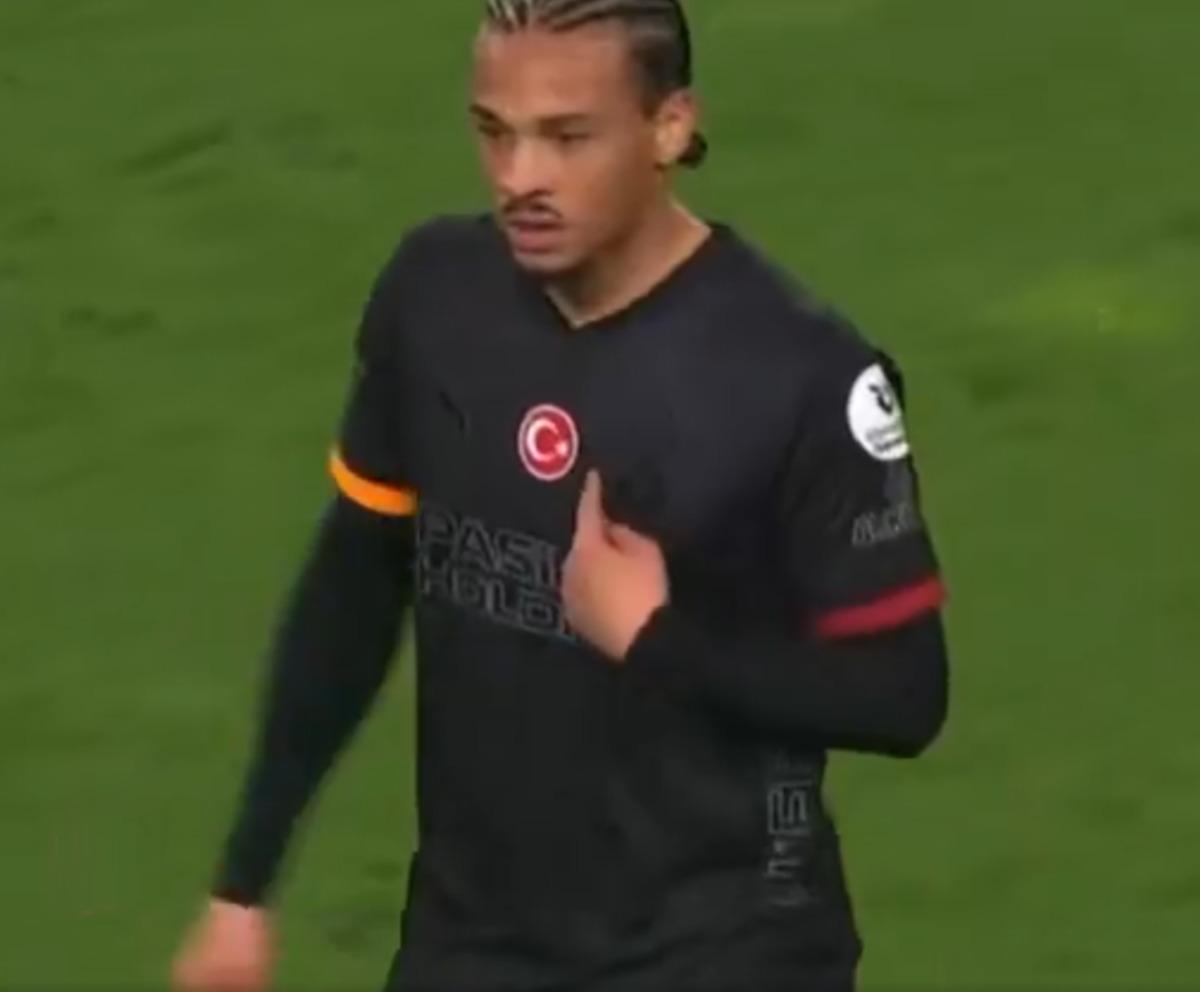 Leroy Sane den Okan Buruk a olay hareket! G&ouml;zlerine inanamadı 2