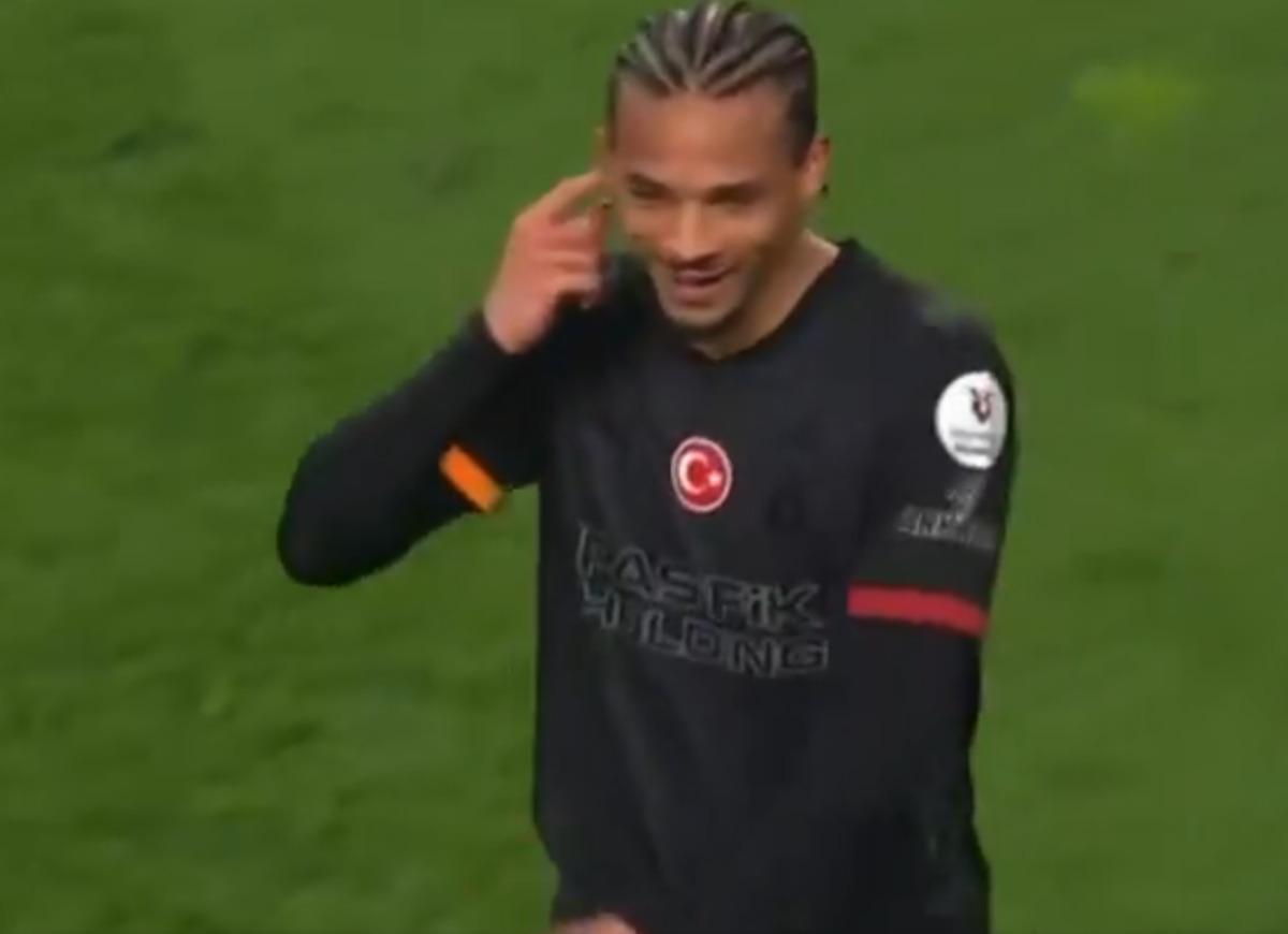 Leroy Sane den Okan Buruk a olay hareket! G&ouml;zlerine inanamadı 3