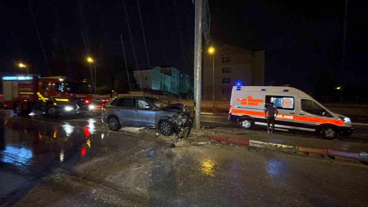 Karaman’da cip trafik levhasına çarptı: 1 yaralı
