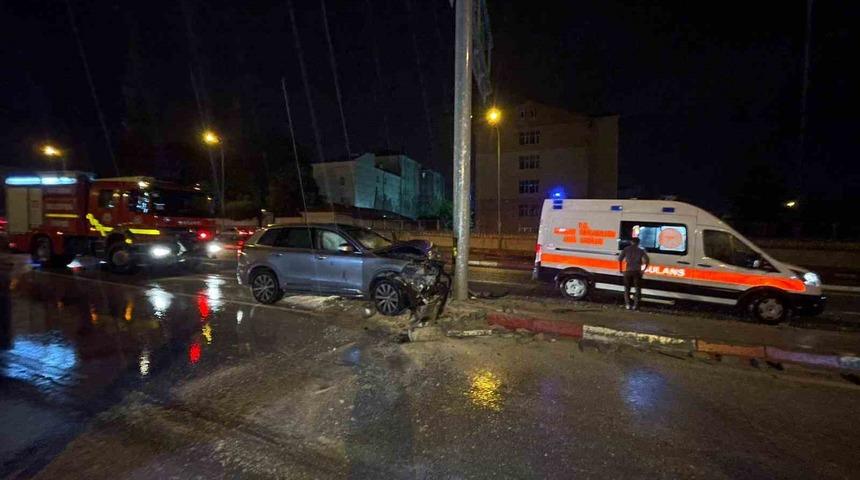 Karaman&rsquo;da cip trafik levhasına &ccedil;arptı: 1 yaralı