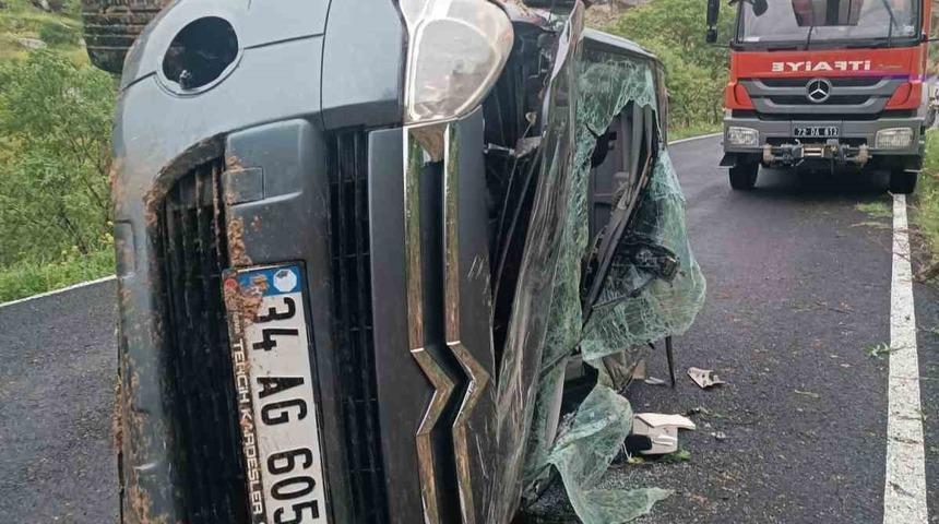 Batman'da ara&ccedil; takla attı: 3 yaralı