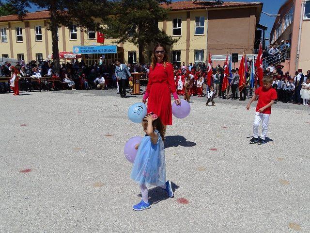 Öğretmen kucağında çocuğuyla gösteri yönetti