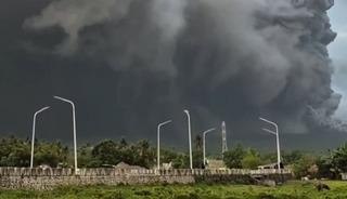 Mayon yanardağı patladı: Yerleşim yerleri k&uuml;le d&ouml;nd&uuml;!
