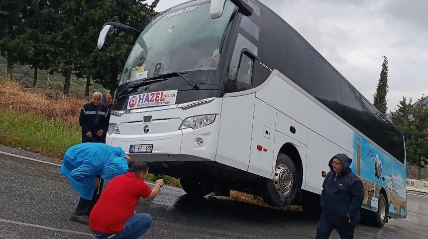 Sel&ccedil;uk&rsquo;ta rampayı &ccedil;ıkamayan tur otob&uuml;s&uuml; şarampole kaydı
