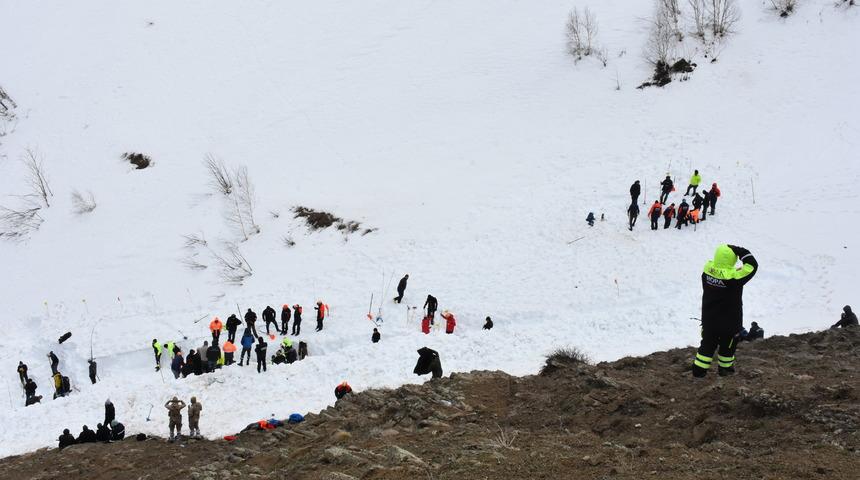 Artvin'de &ccedil;ığ altında kalan &ccedil;obanı arama &ccedil;alışmalarına devam edildi