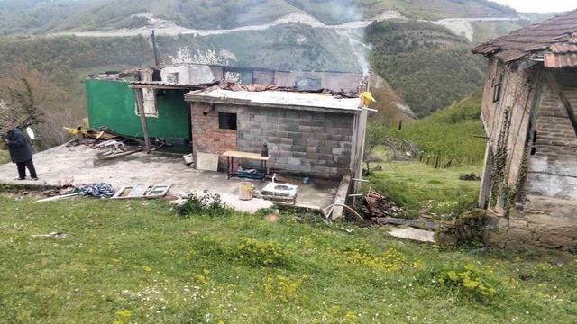 Zonguldak&rsquo;ta &ccedil;ıkan yangın yaşlı &ccedil;iftin evini k&uuml;le &ccedil;evirdi 1