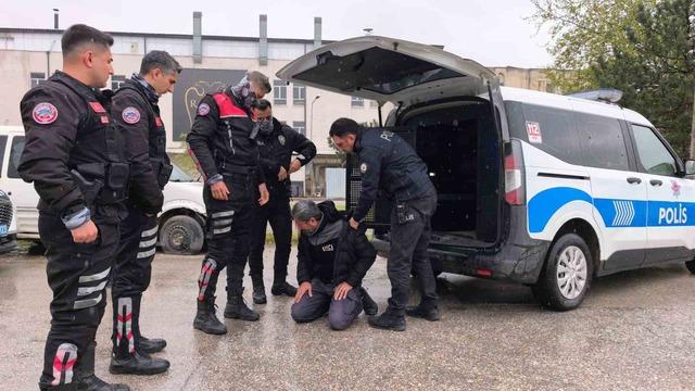 Ehliyetsiz s&uuml;r&uuml;c&uuml; zorluk &ccedil;ıkarınca biber gazı yedi 1