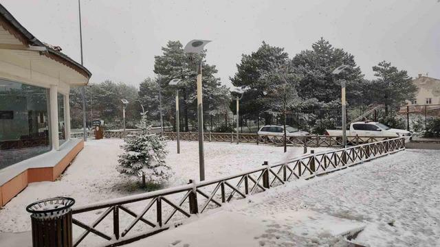 Spil Dağı&rsquo;na Mayıs ayında kar yağdı 3