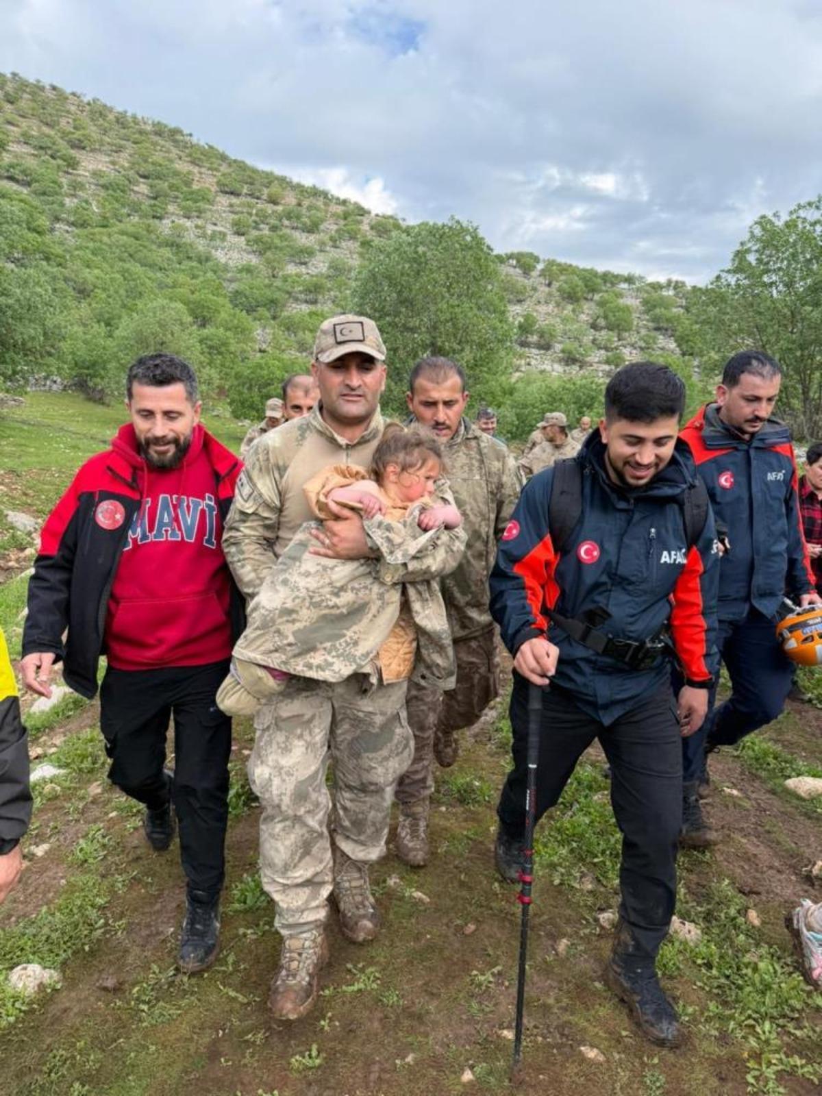 K&uuml;&ccedil;&uuml;k Melike 17 saat sonra bulunmuştu! O anlar ortaya &ccedil;ıktı, askerin şefkati y&uuml;rek ısıttı 3