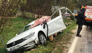 Mersin'de tırın dorsesinin &ccedil;arptığı otomobilin s&uuml;r&uuml;c&uuml;s&uuml; yaşamını yitirdi