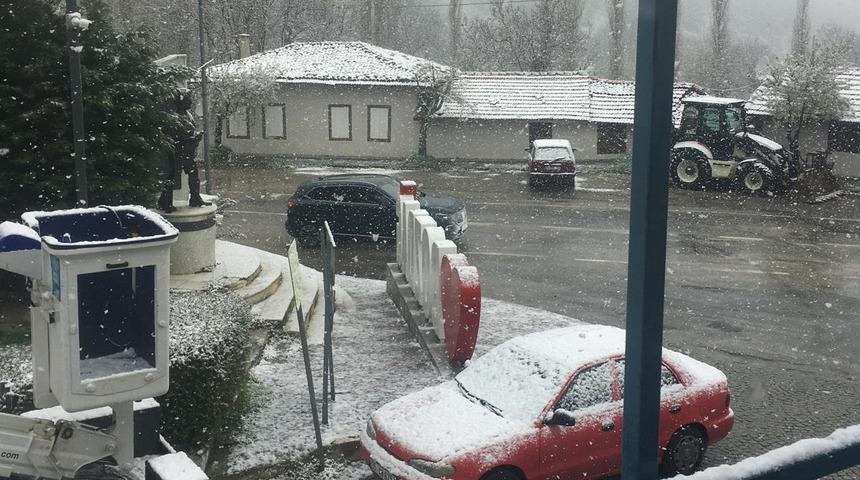 İzmir'in y&uuml;ksek kesimlerine kar yağdı
