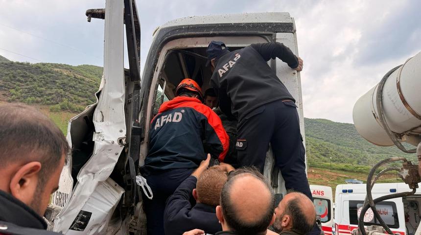 Siirt'te bariyere &ccedil;arpan beton mikseri s&uuml;r&uuml;c&uuml;s&uuml; ağır yaralandı