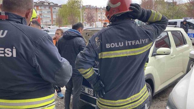 Elektrikli ara&ccedil;tan dumanlar y&uuml;kseldi, nedeni bulunamayınca &ccedil;ekiciyle g&ouml;t&uuml;r&uuml;ld&uuml; 3