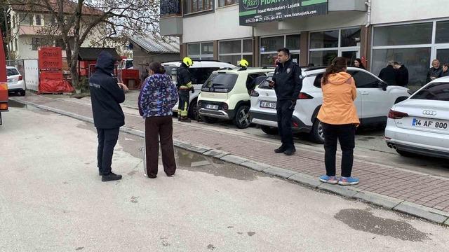 Elektrikli ara&ccedil;tan dumanlar y&uuml;kseldi, nedeni bulunamayınca &ccedil;ekiciyle g&ouml;t&uuml;r&uuml;ld&uuml; 2