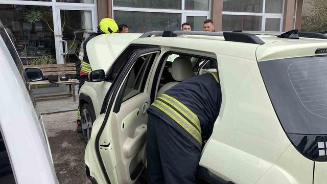 Elektrikli ara&ccedil;tan dumanlar y&uuml;kseldi, nedeni bulunamayınca &ccedil;ekiciyle g&ouml;t&uuml;r&uuml;ld&uuml; 1