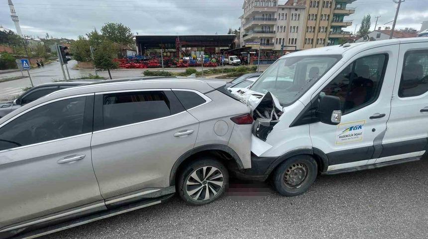 &Ccedil;orum&rsquo;da 3 ara&ccedil; &ccedil;arpıştı: 2 yaralı