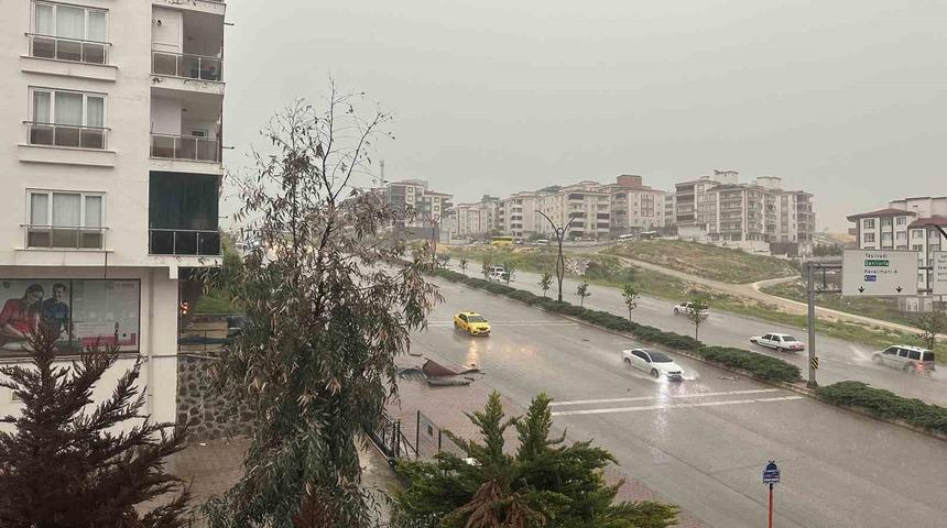Gaziantep&rsquo;te sağanak yağış ve dolu hayatı fel&ccedil; etti
