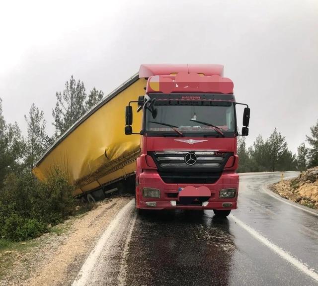 Mersin’de otomobil ile tır çarpıştı: 1 ölü, 2 yaralı 1