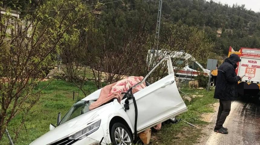 Mersin&rsquo;de otomobil ile tır &ccedil;arpıştı: 1 &ouml;l&uuml;, 2 yaralı