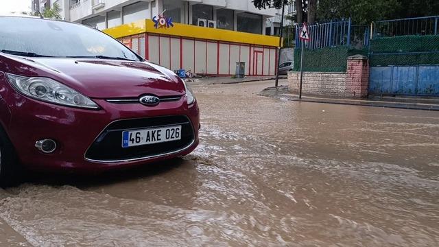 Kahramanmaraş’ta gök gürültü sağanak yagış etkili oldu 2