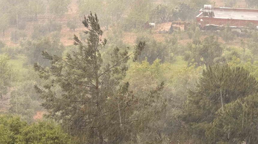 Kahramanmaraş&rsquo;ta g&ouml;k g&uuml;r&uuml;lt&uuml; sağanak yagış etkili oldu