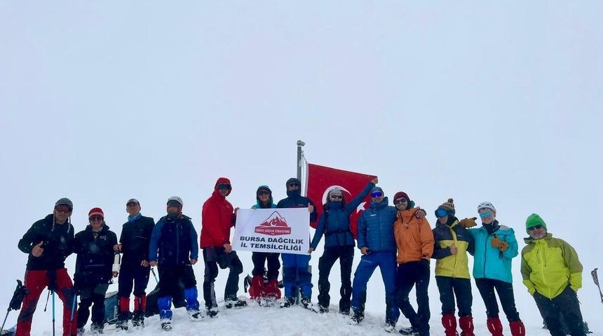 Uludağ&rsquo;da kar s&uuml;rprizi: T&uuml;rk bayrağı dalgalandırdılar