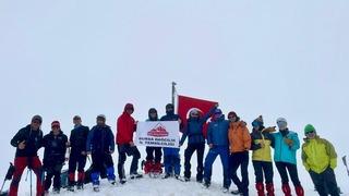 Uludağ’da kar sürprizi: Türk bayrağı dalgalandırdılar
