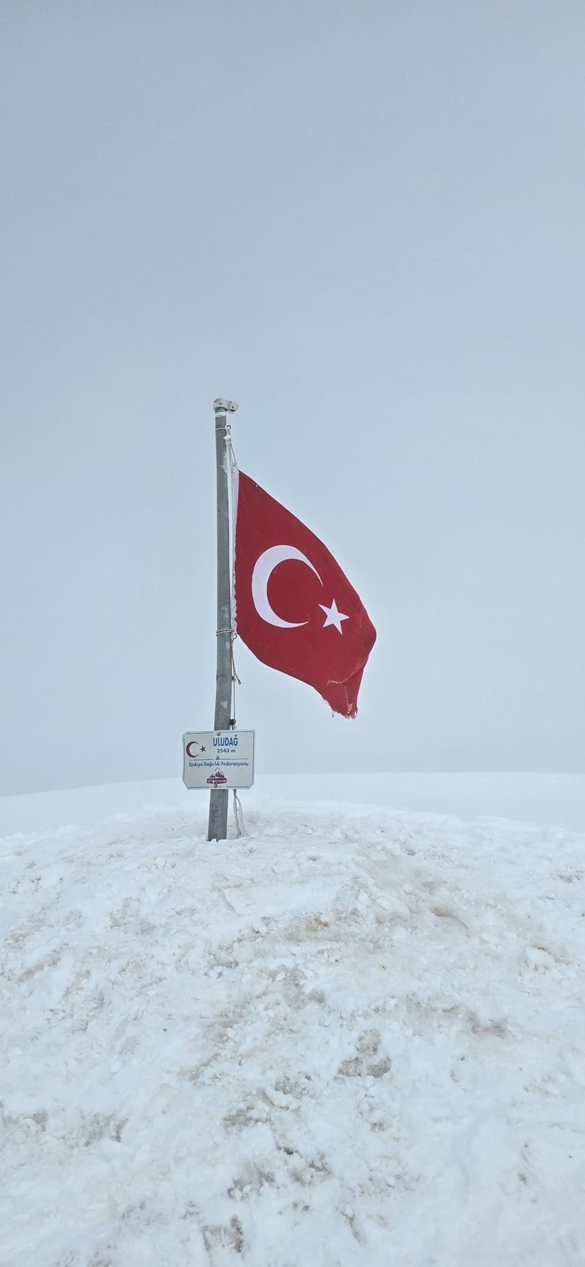 Uludağ&rsquo;da kar s&uuml;rprizi: T&uuml;rk bayrağı dalgalandırdılar 2